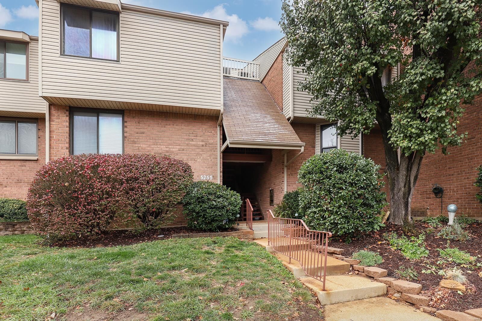 Property Photo: 5255 Cedarstone Court B MO 63129