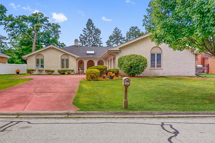 Property Photo:  476 Hiawatha Trail  IL 60191 