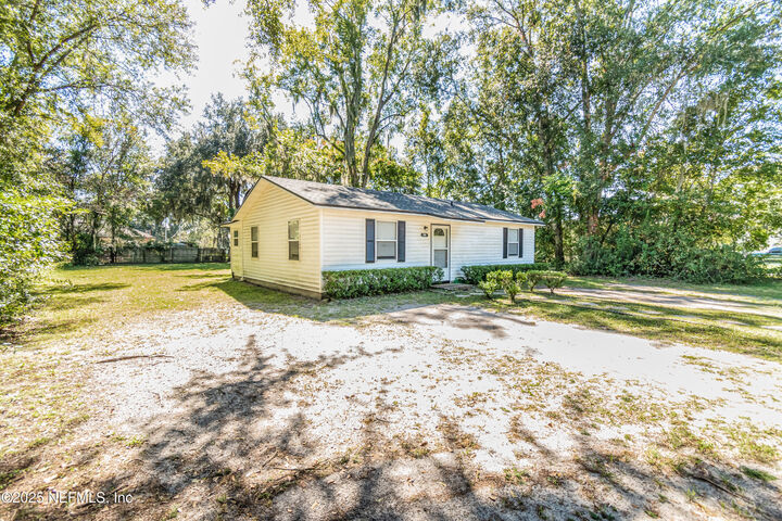Property Photo:  520 Railroad Avenue W  FL 32063 