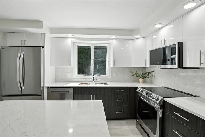 Property Photo:  7 Kings Grant Rd  MA 01581 