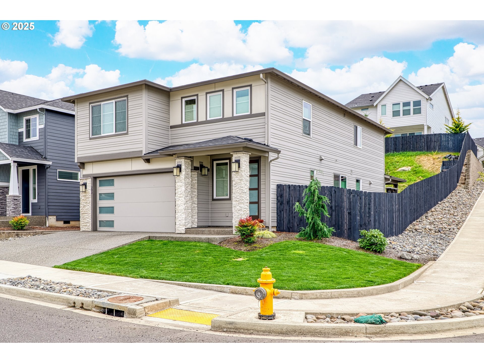 Property Photo:  292 W Maple St  WA 98671 