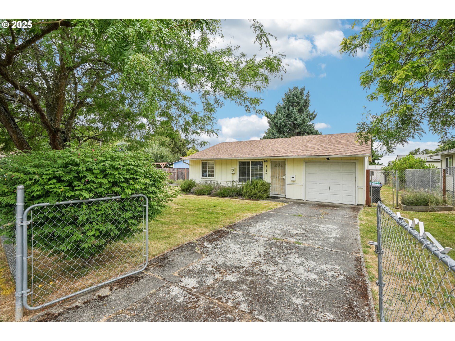 Property Photo: 4047 N Attu St OR 97203