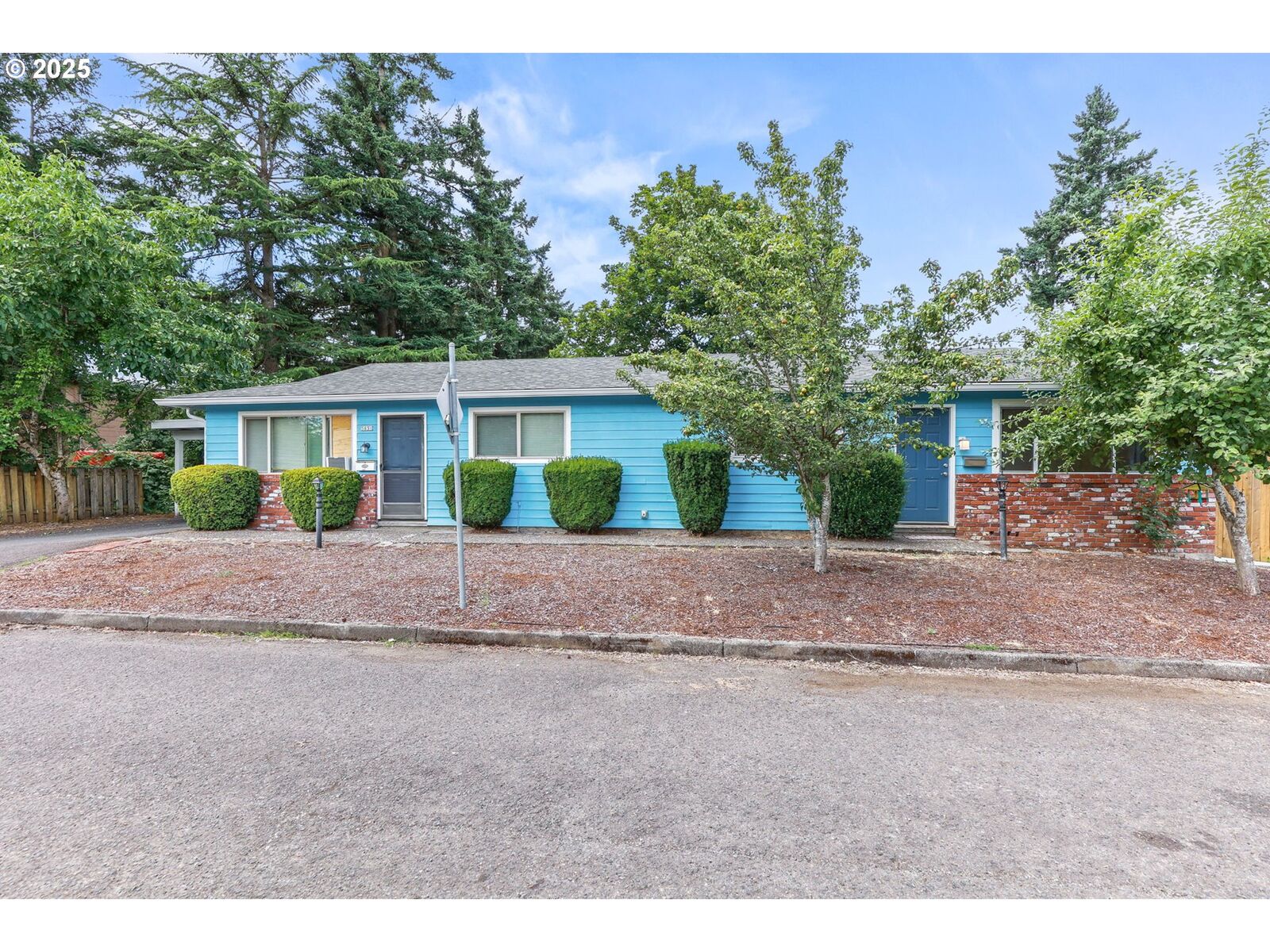 Property Photo: 5829 SE 80th Ct OR 97206