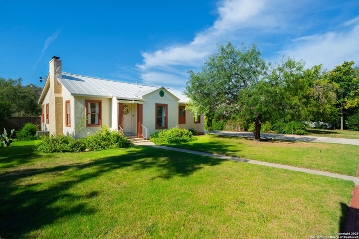 Property Photo:  128 E Elmview Pl  TX 78209 