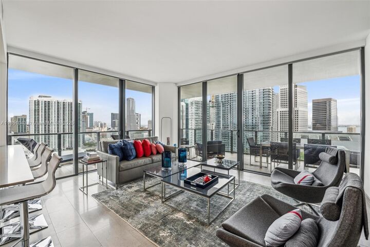 Property Photo:  88 SW 7th St 2111  FL 33130 