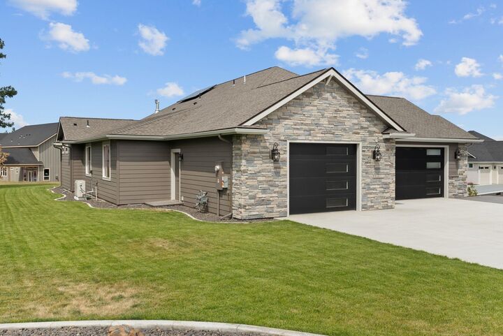 Property Photo:  2519 S Man O War Ln  WA 99037 