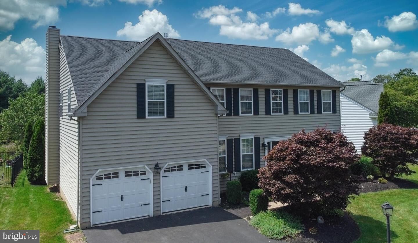 Property Photo:  422 Longleaf Drive  PA 18944 