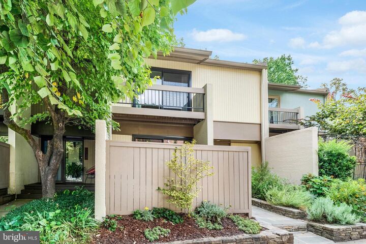 Property Photo: 11637 Newbridge Court VA 20191