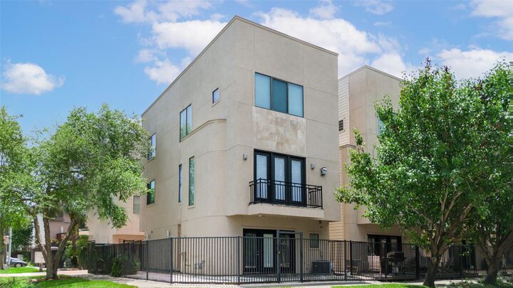 Property Photo:  731 Reinerman Street  TX 77007 