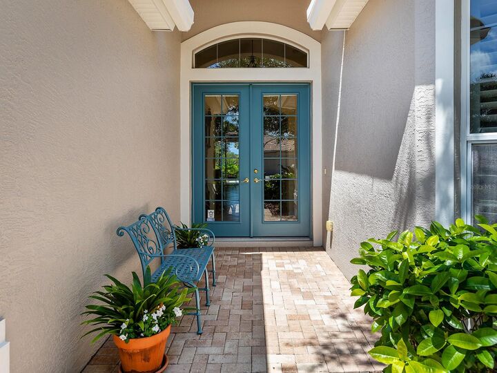 Property Photo:  556 Crane Prairie Way  FL 34229 