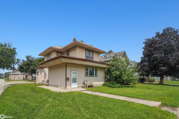 208 N Center Street  Marshalltown IA 50158 photo
