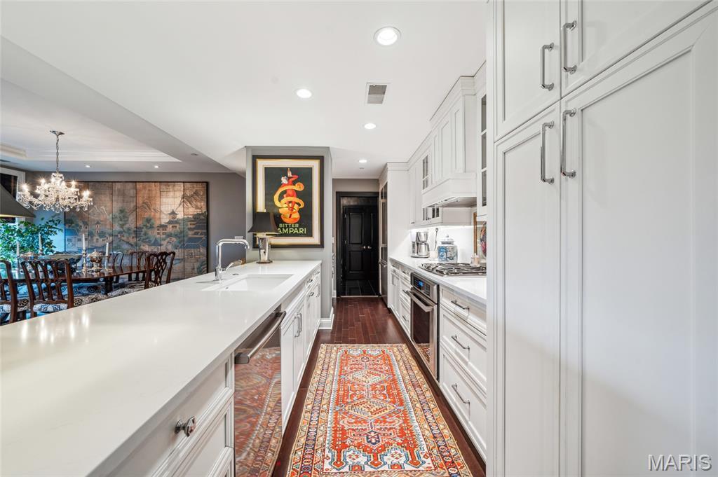 Property Photo: 232 N Kingshighway Boulevard 906 MO 63108