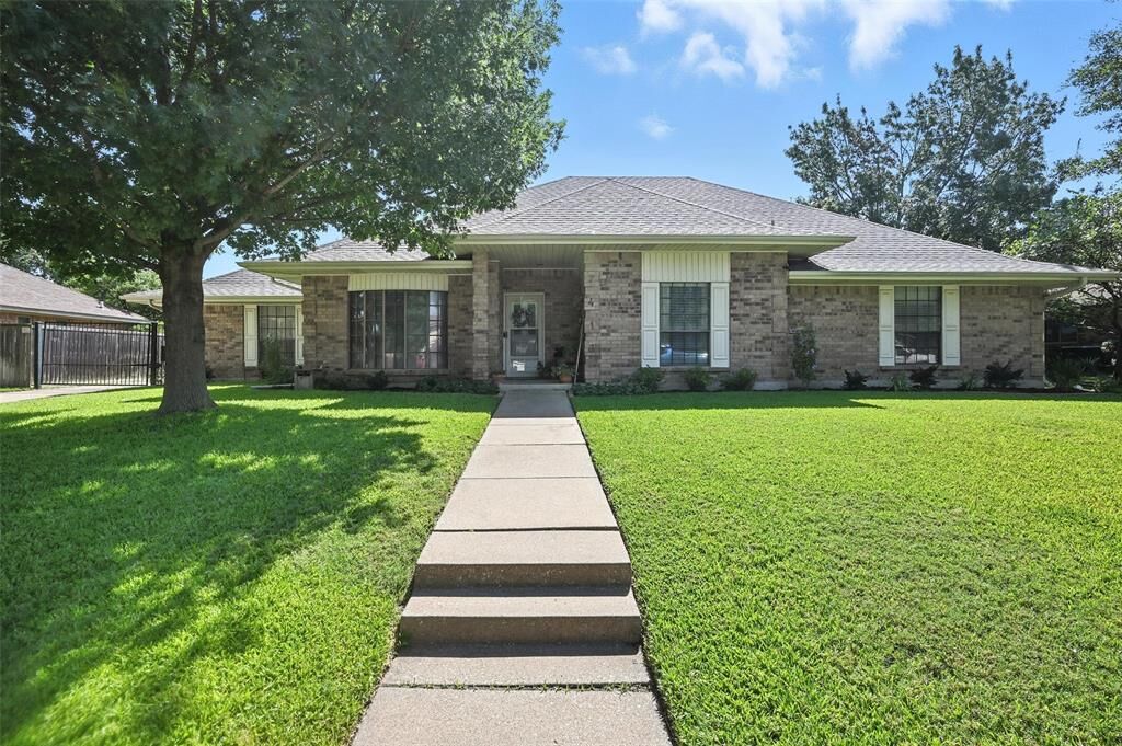 Property Photo: 7413 Lemonwood Lane TX 76133
