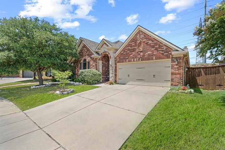 Property Photo: 1003 Brighton Street TX 76262