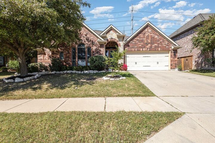 Property Photo: 1003 Brighton Street TX 76262