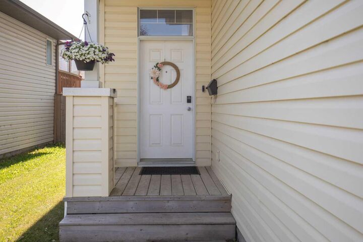 Property Photo: 256 Kingston Drive AB T4P 0A7
