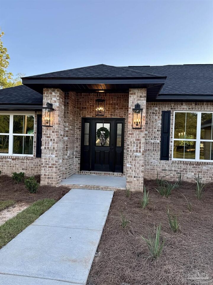 Property Photo: 7937 Twin Lake Dr FL 32583