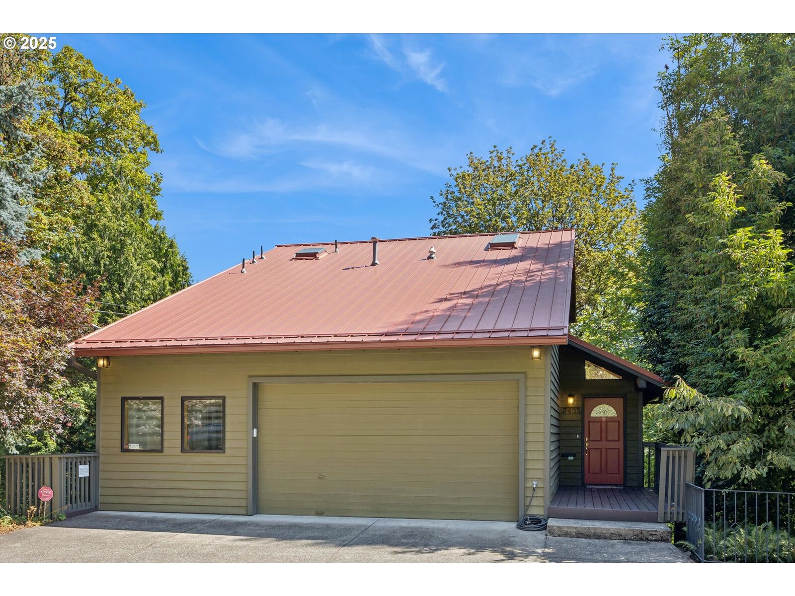 Property Photo:  3485 NW Thurman St  OR 97210 