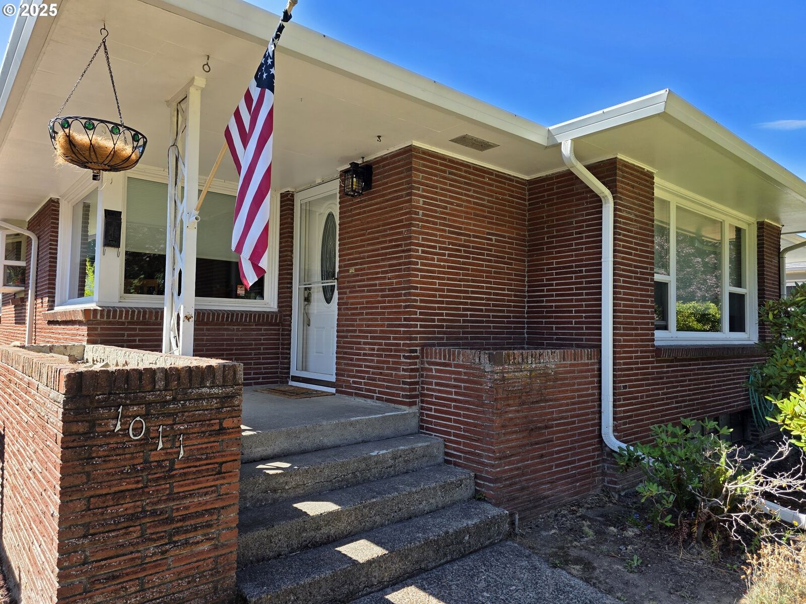 Property Photo:  1011 21st Ave  WA 98632 