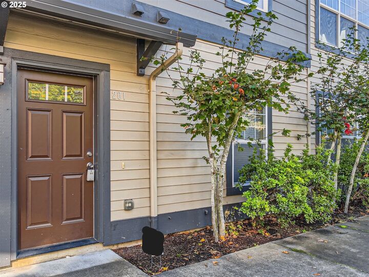 Property Photo: 1040 SW 170th Ave 201 OR 97003
