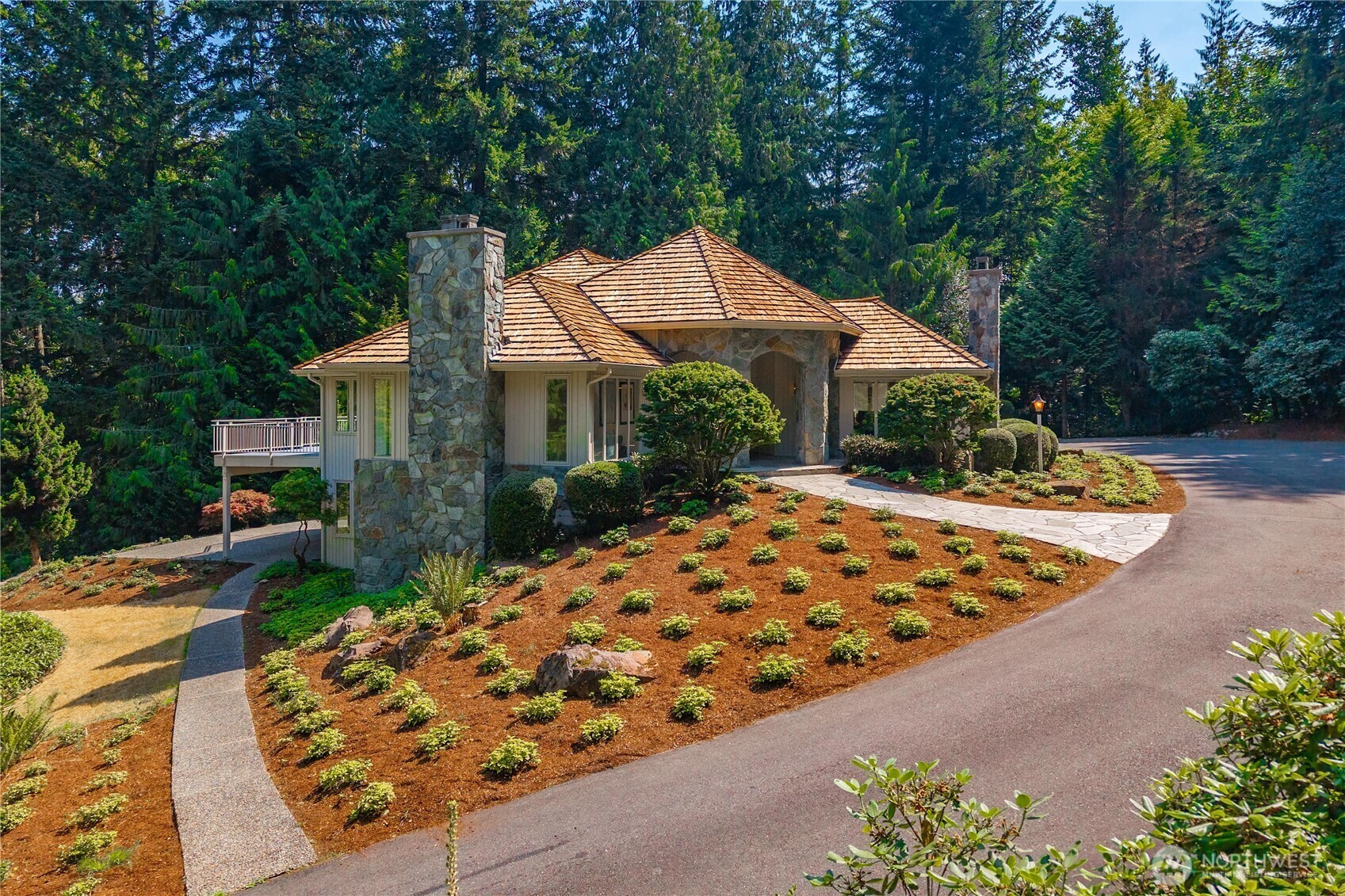 Property Photo:  18601 SE 64th Way  WA 98027 