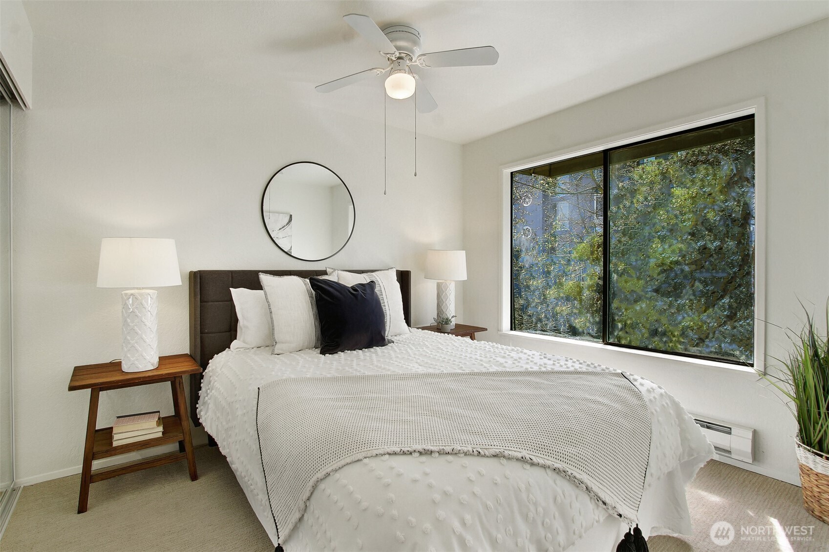 Property Photo: 9512 1st Avenue NE 402 WA 98115