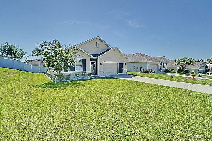 Property Photo: 320 W Runyon Loop FL 34465
