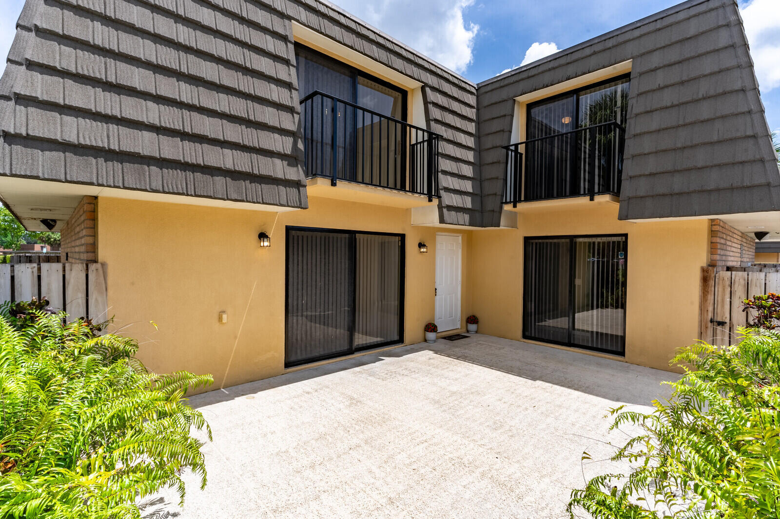 Property Photo:  622 6th Way D  FL 33407 