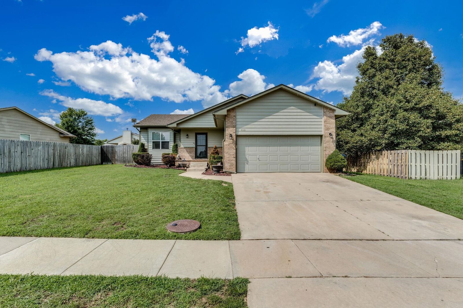 Property Photo: 422 E Hickory St KS 67110