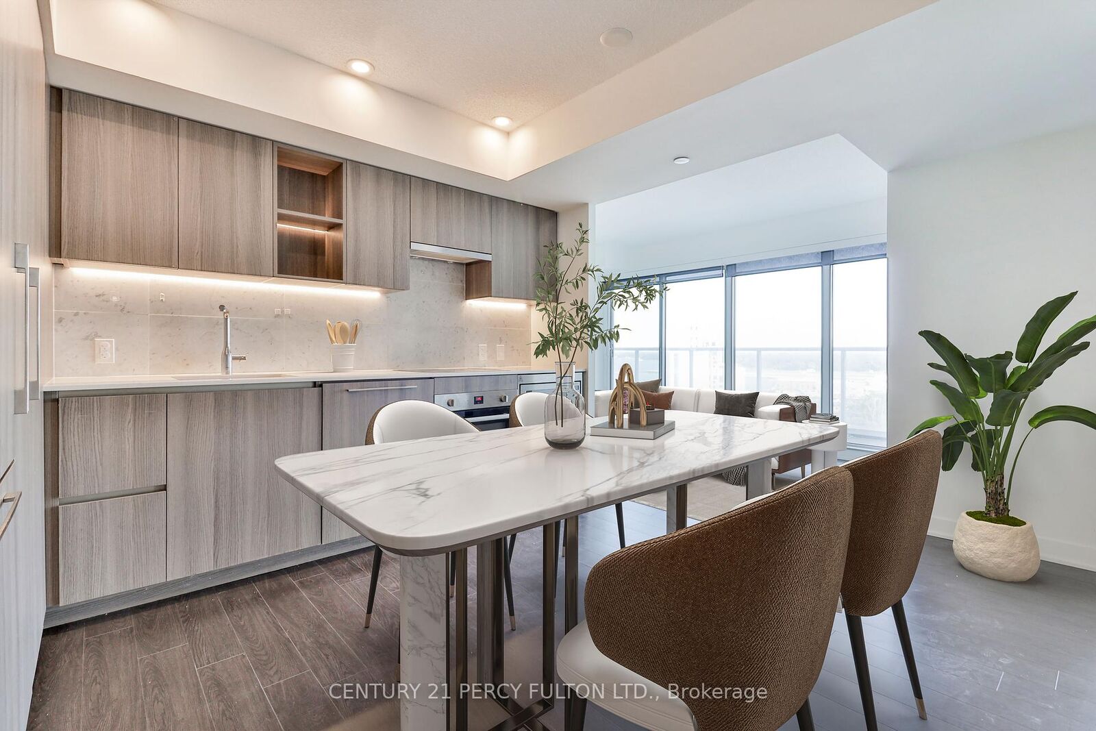 Property Photo:  19 Bathurst Street 1811  ON M5V 0N2 
