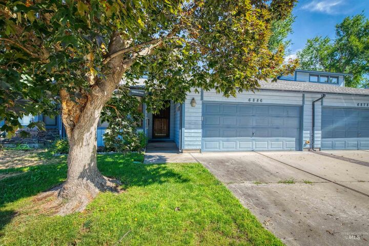 Property Photo:  6886 W Cascade Drive  ID 83704-8652 