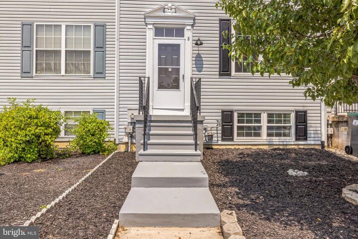 Property Photo:  8 Versailles Court  DE 19702 