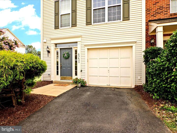Property Photo: 45433 Clarkes Crossing Square VA 20164