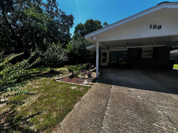 Property Photo: 139 NW Robinwood Drive FL 32548