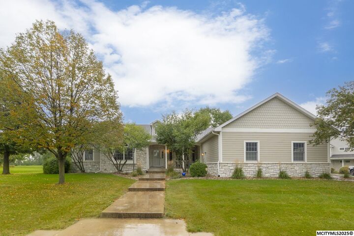 125 Pebble Creek Dr  Mason City IA 50401 photo