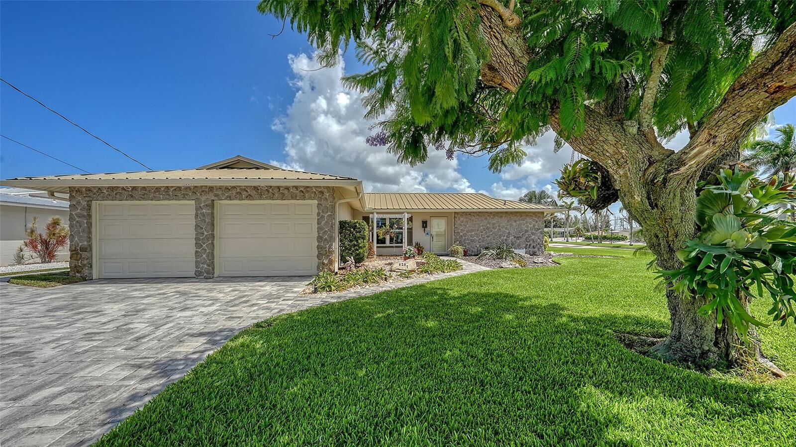 Property Photo: 9207 Bimini Drive FL 34210
