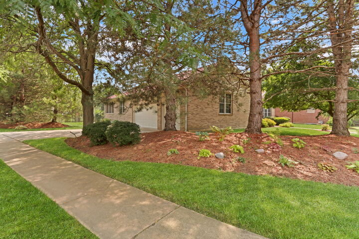 Property Photo:  1093 Suffolk Court  IL 60031 