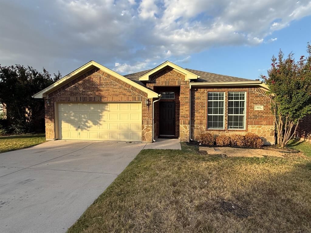 Property Photo: 5824 Pearl Oyster Lane TX 76179