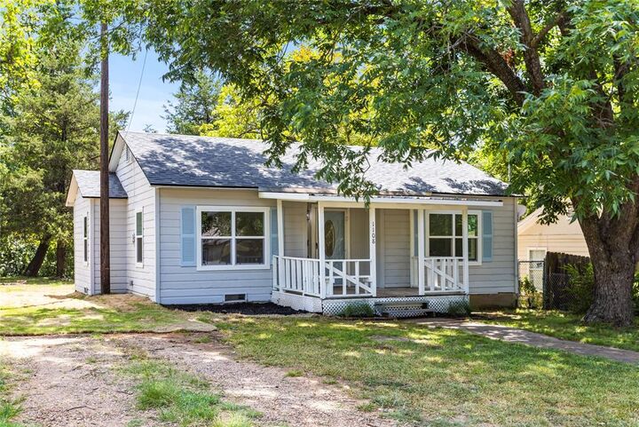Property Photo: 1108 W Hanna Street TX 75020