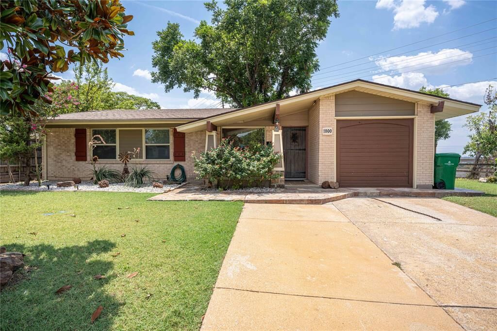 Property Photo: 1800 Burning Tree Lane TX 75006