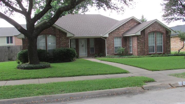 Photo de la propriété:  2305 Sherwood Drive  TX 75119 