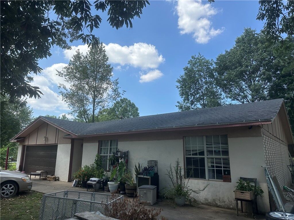 Property Photo: 2401 Meadow Lane AR 72756