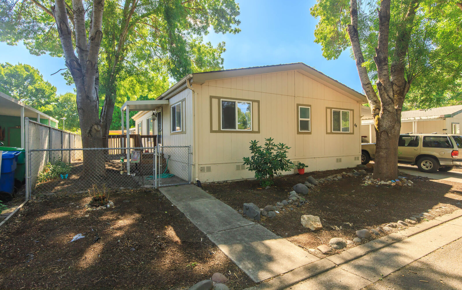 Property Photo:  633 E Archwood Drive Unit 44  OR 97524 