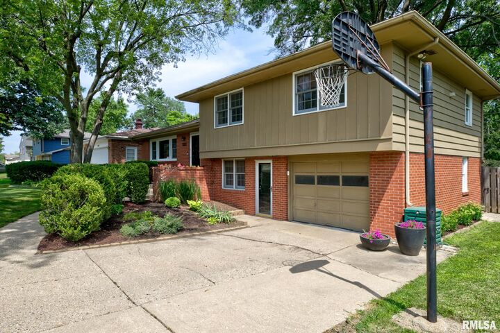 Property Photo: 6118 N Knoll Aire Drive IL 61614