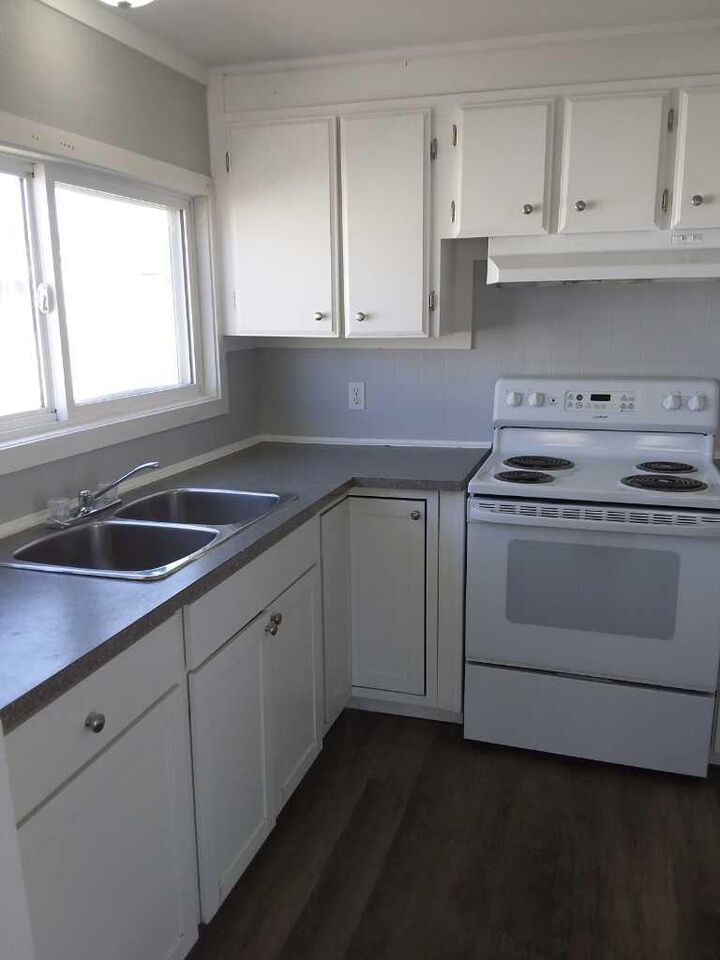 Property Photo:  129 Sunset Way NE  AB T1V 1J4