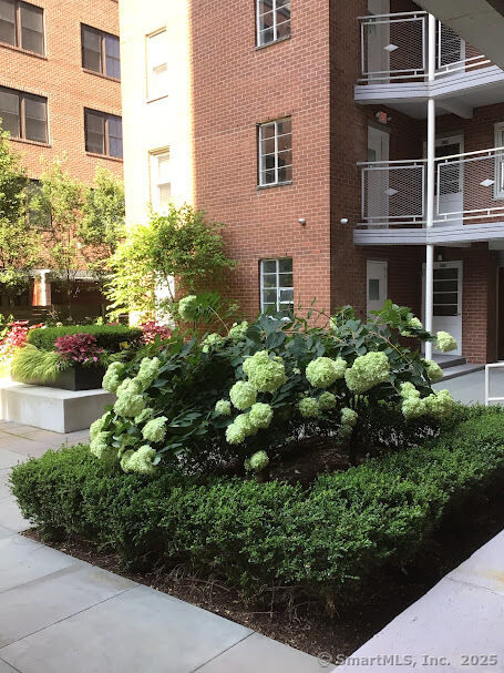 Property Photo: 700 Summer Street Apt 4L CT 06901