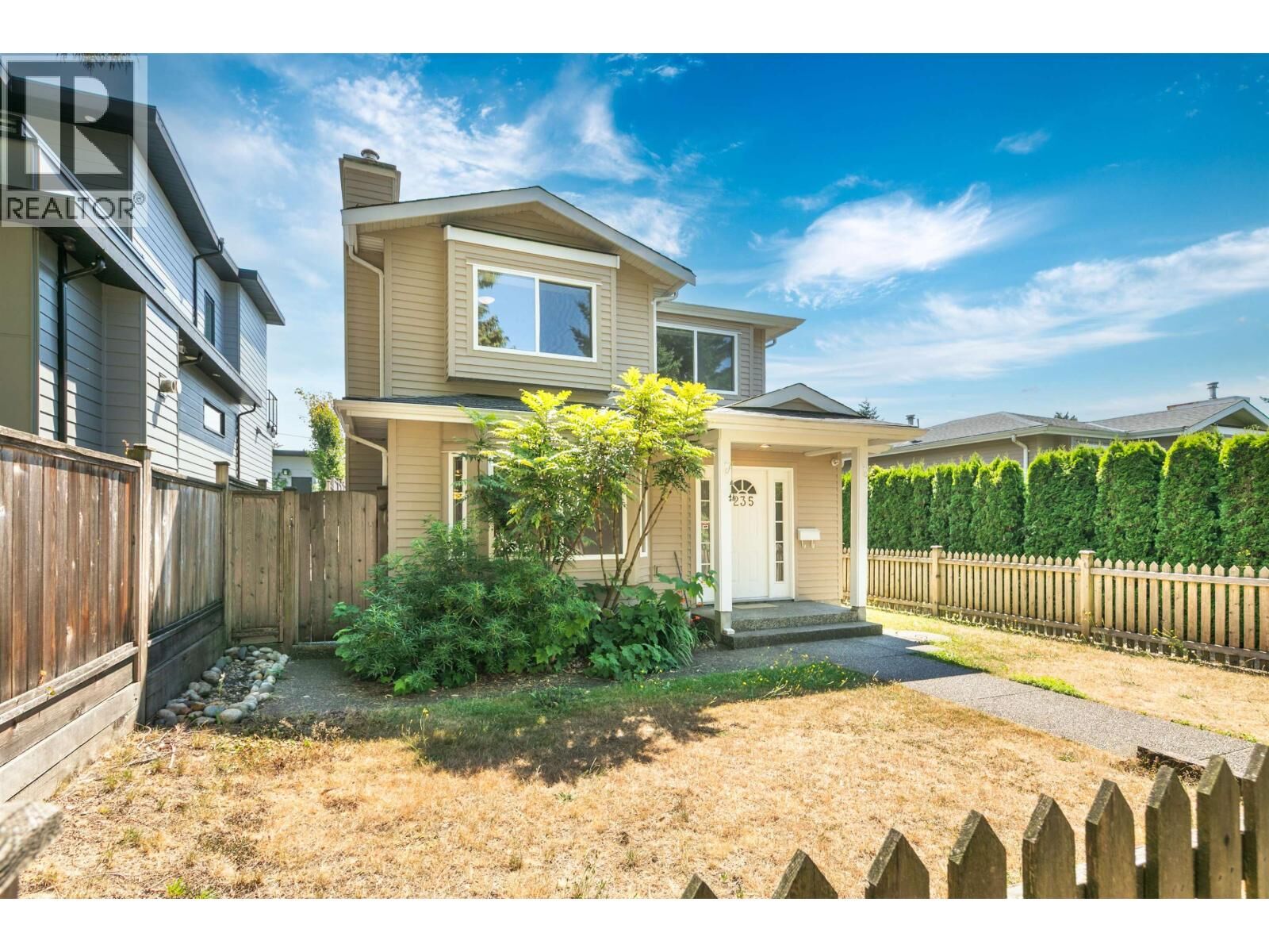 Photo de la propriété:  235 West 19th Street  BC V7M 1X6 