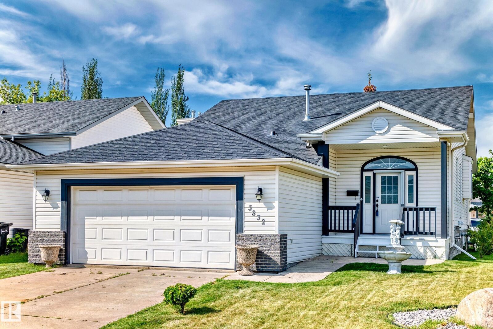 Property Photo:  3832 41 Street NW  AB T6L 6R5 