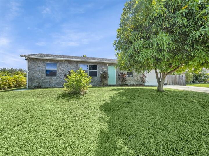 Property Photo:  1757 SE Aires Ln  FL 34984 