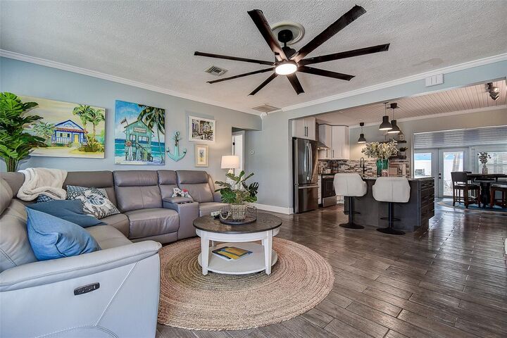 Property Photo: 725 Sunset Cove FL 33708